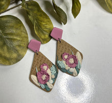 Load image into Gallery viewer, Basketweave Floral Clay earring
