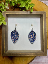 Load image into Gallery viewer, Navy Shasta Daisy Pinched earring
