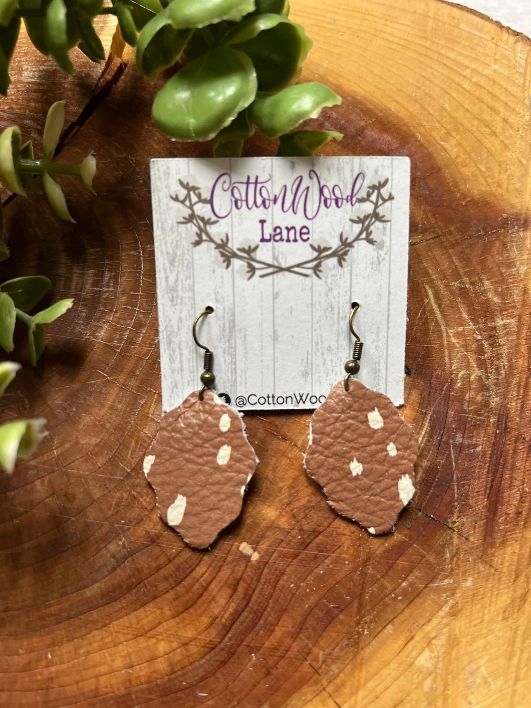 Oh Deer Petite Scallop earring