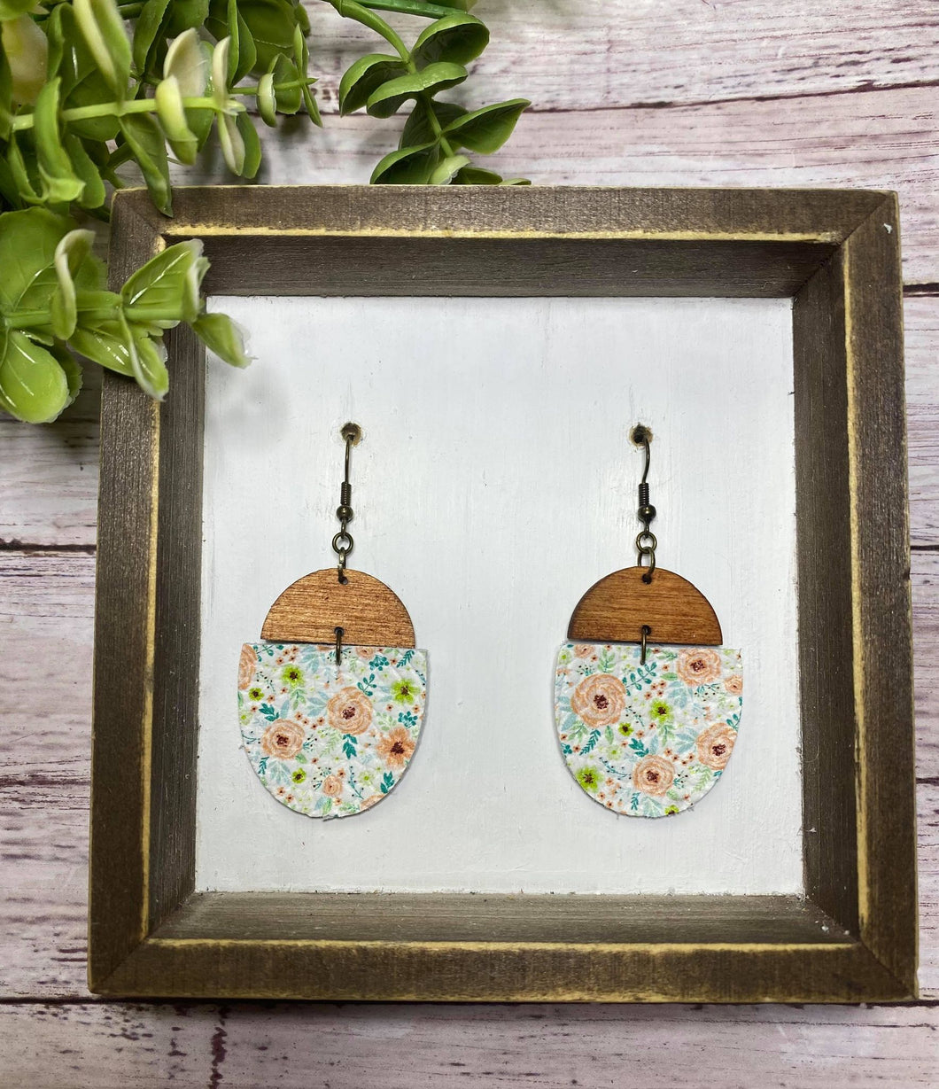 Peachy Floral split oval earring