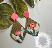 Load image into Gallery viewer, Basketweave Floral Clay earring
