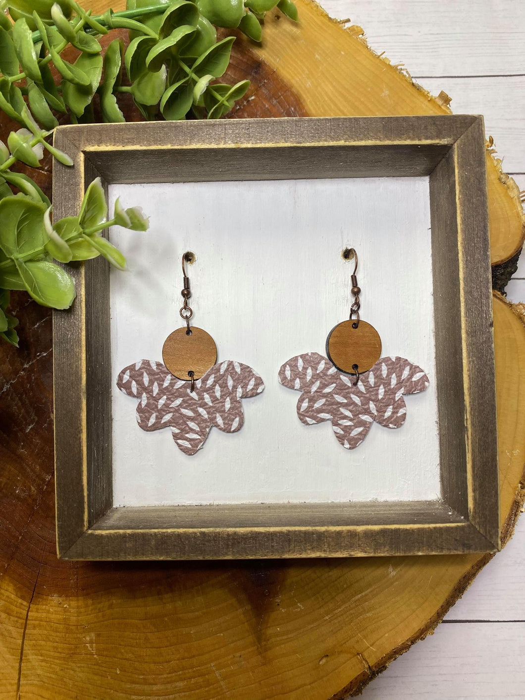 Scalloped Circle Tan Mum earring