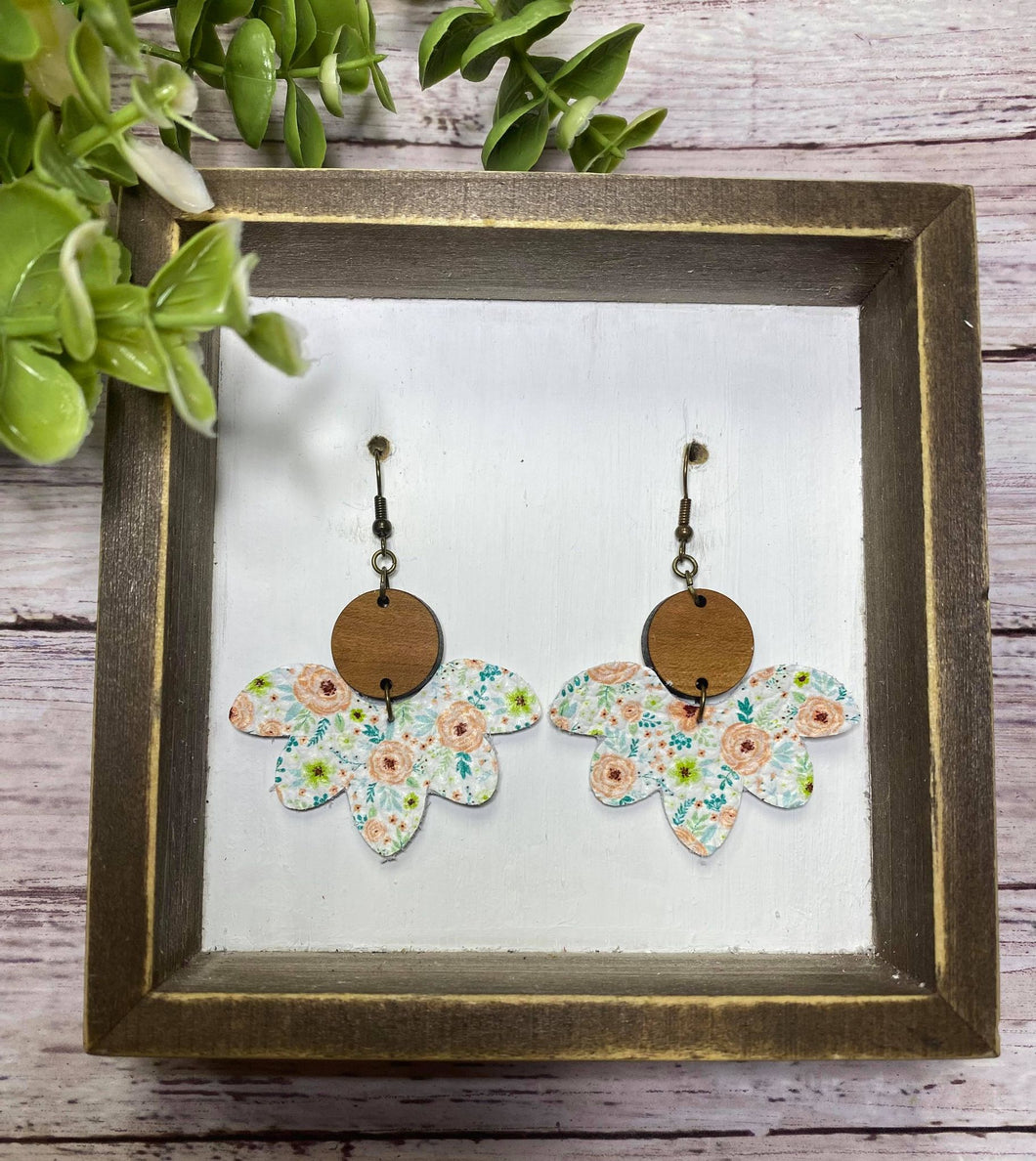 Peachy Floral Scalloped earring