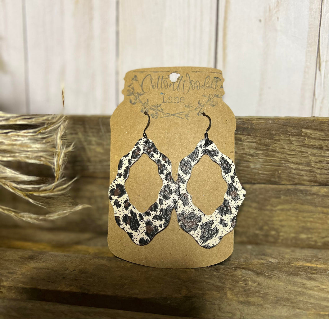 Snow Leopard Scallop earring